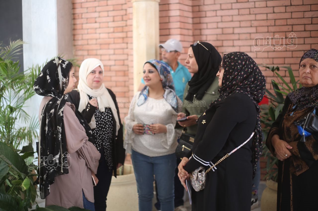  احتفال المواطنين بذكرى نصر أكتوبر أمام قبر مبارك (7)