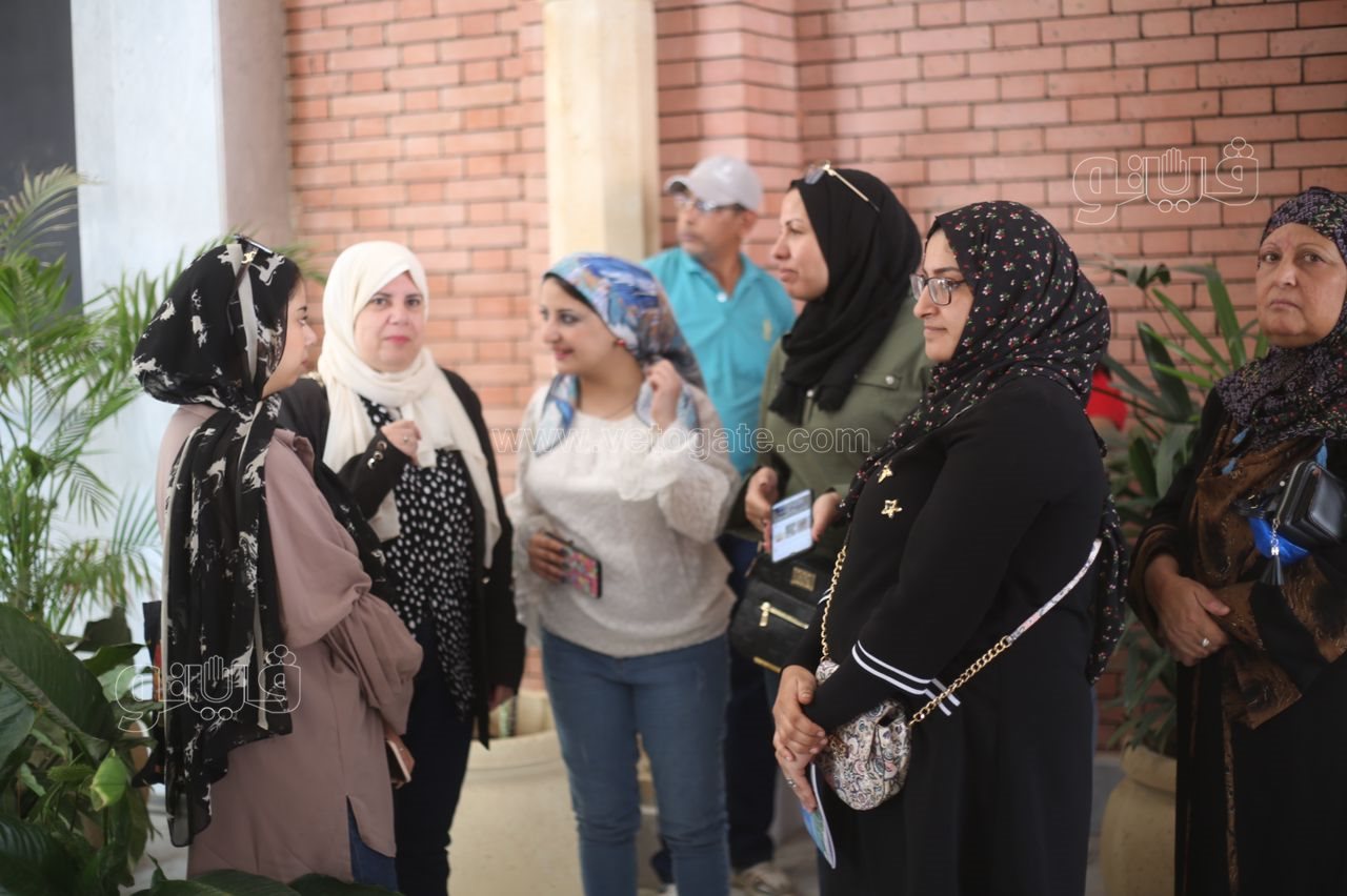  احتفال المواطنين بذكرى نصر أكتوبر أمام قبر مبارك (8)