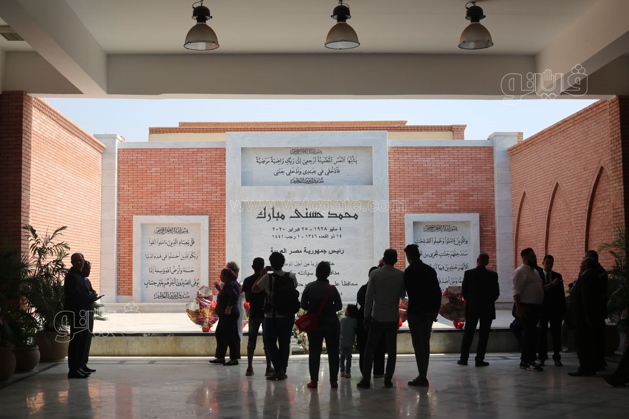  احتفال المواطنين بذكرى نصر أكتوبر أمام قبر مبارك (9)