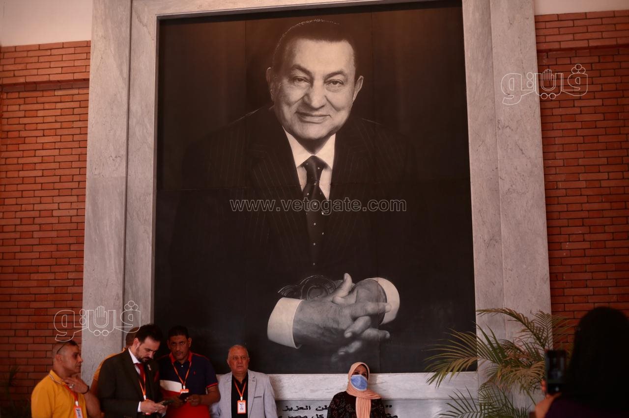  احتفال المواطنين بذكرى نصر أكتوبر أمام قبر مبارك (12)