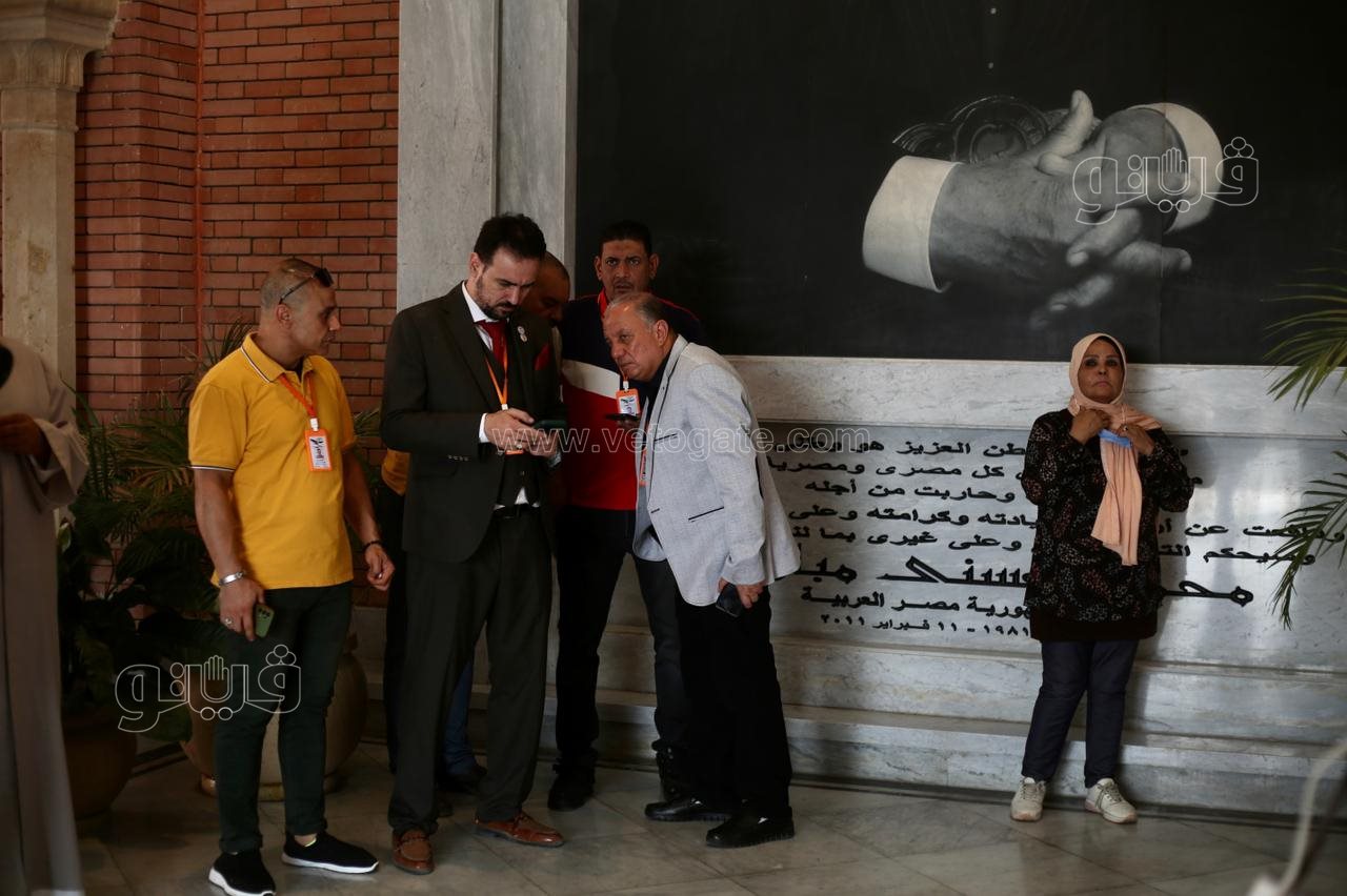  احتفال المواطنين بذكرى نصر أكتوبر أمام قبر مبارك (14)
