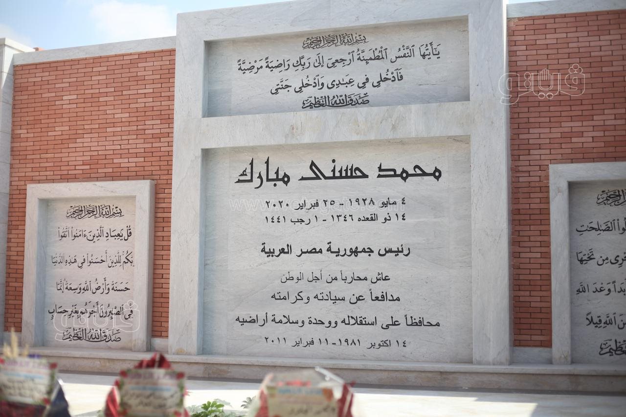  احتفال المواطنين بذكرى نصر أكتوبر أمام قبر مبارك (18)