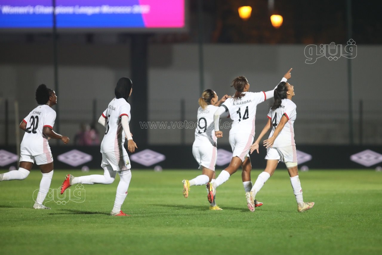 الجيش الملكي وديترمين جيرلز (15)