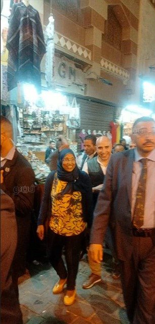  رئيس دولة فنزويلا يزور شارع المعز لدين الله الفاطمي (3)