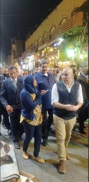 رئيس دولة فنزويلا يزور شارع المعز لدين الله الفاطمي (4)