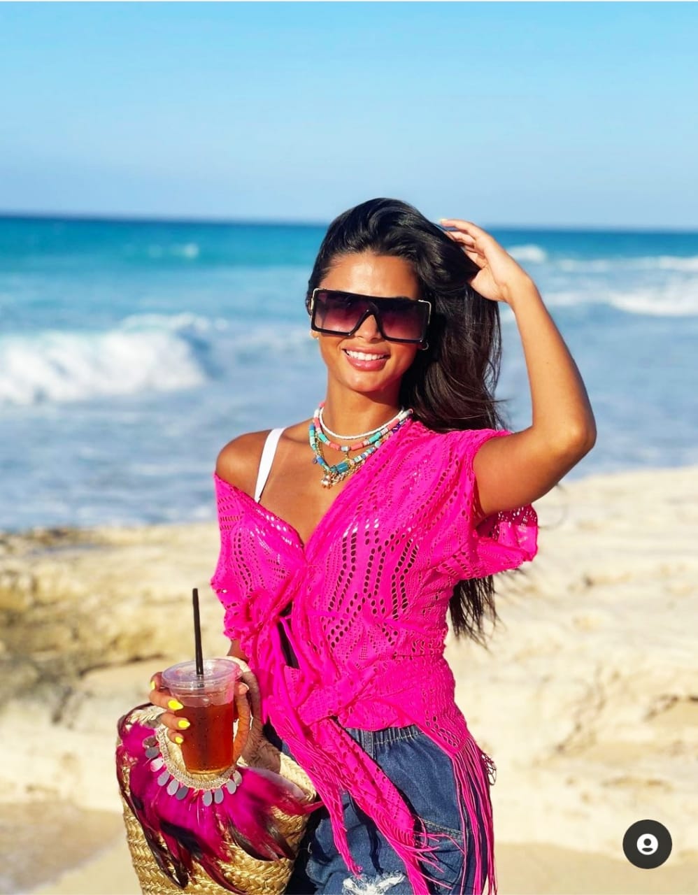 الإعلامية فرح على (4)