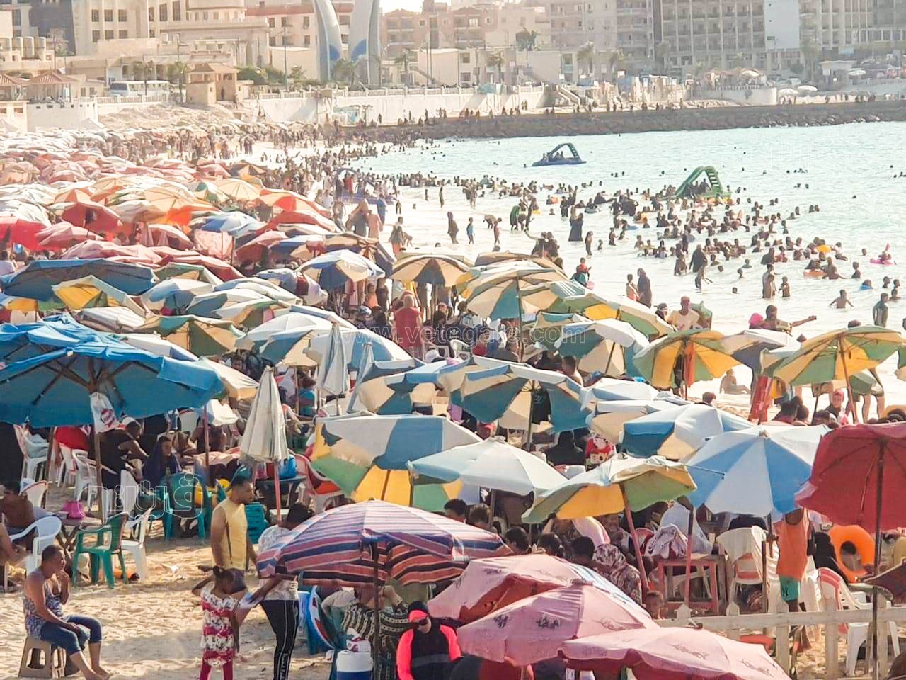 إقبال كبير على شاطئ مطروح العام