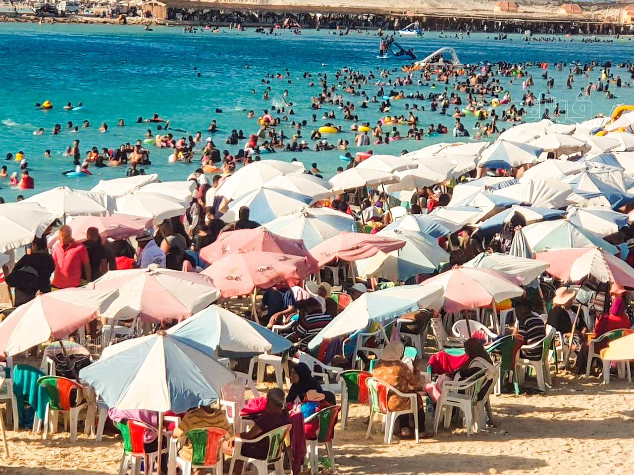 إقبال كبير على شاطئ مطروح العام-3