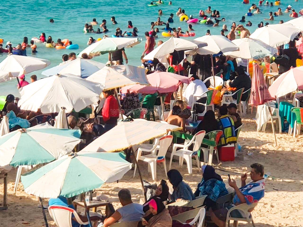 إقبال كبير على شاطئ مطروح العام-4