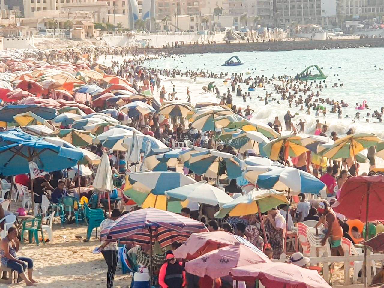 إقبال كبير على شاطئ مطروح العام-5