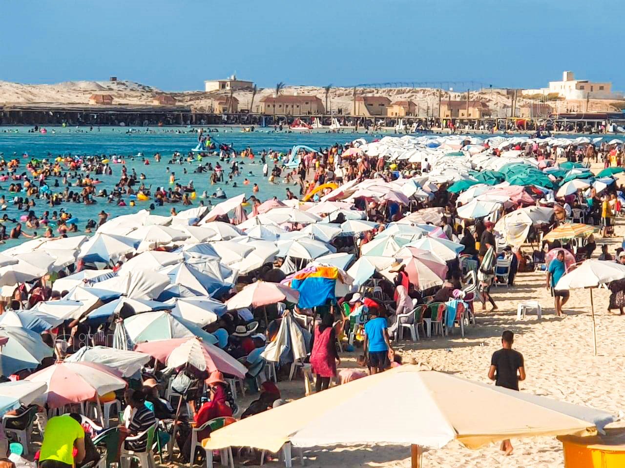 إقبال كبير على شاطئ مطروح العام-8