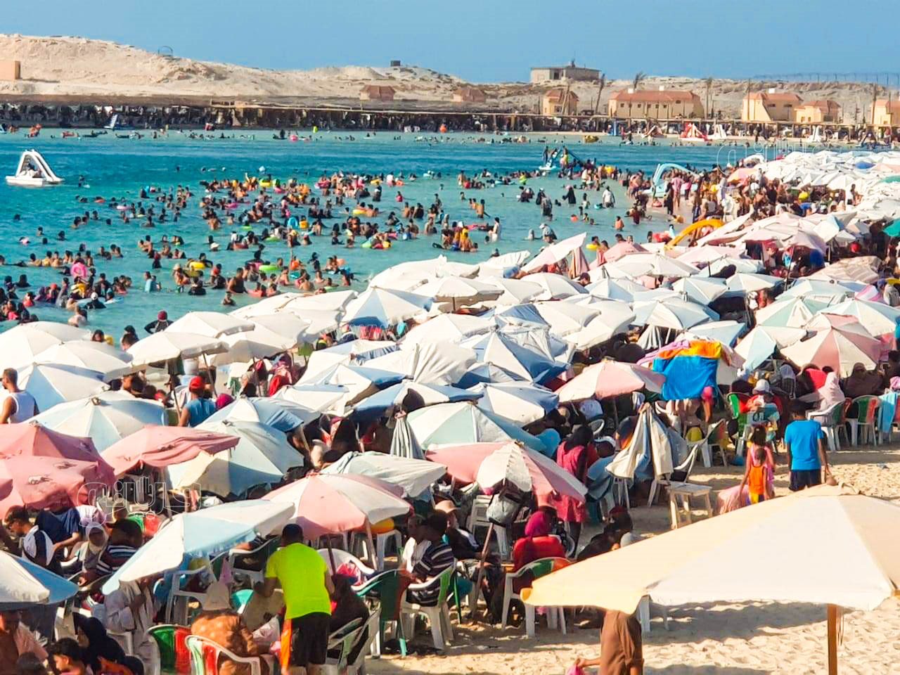 إقبال كبير على شاطئ مطروح العام-10
