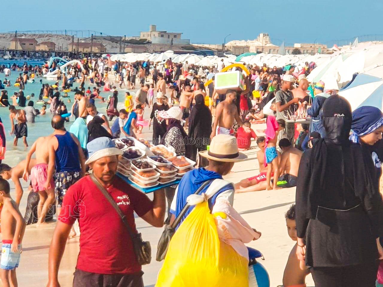 إقبال كبير على شاطئ مطروح العام-14