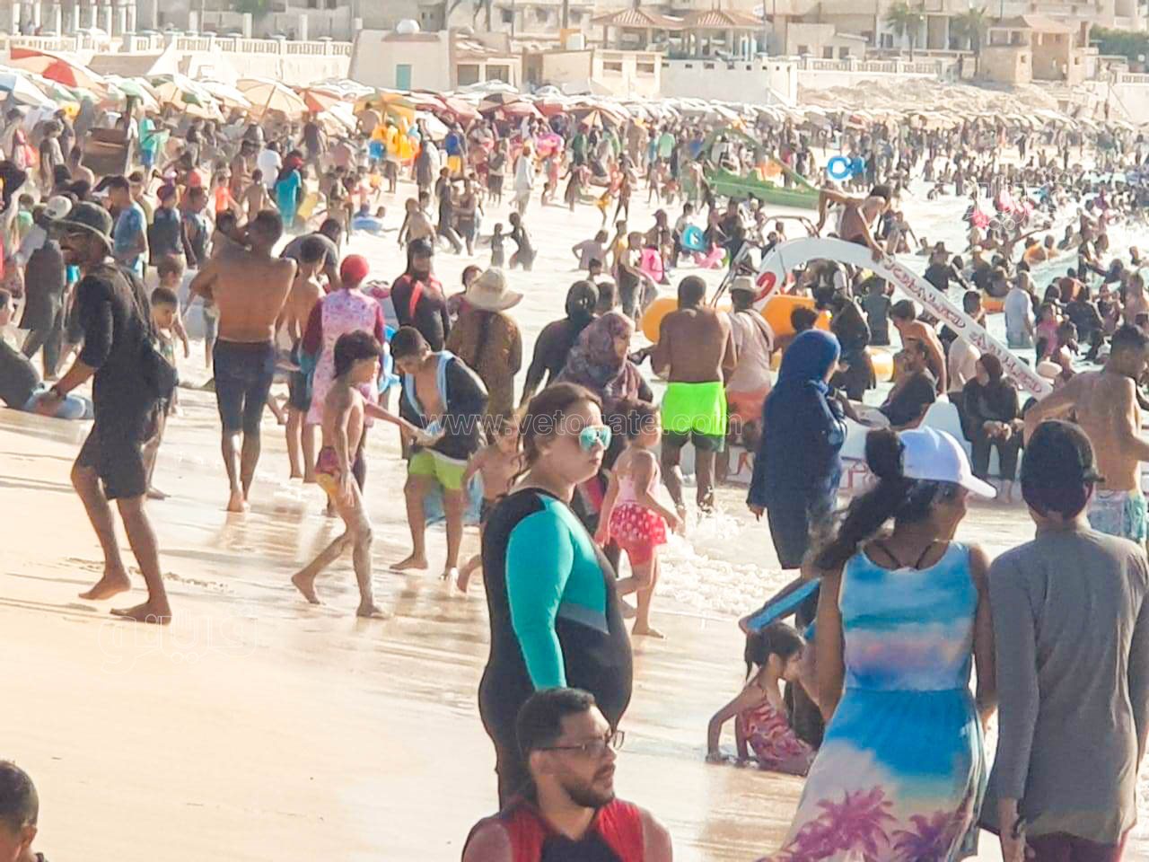 إقبال كبير على شاطئ مطروح العام-15