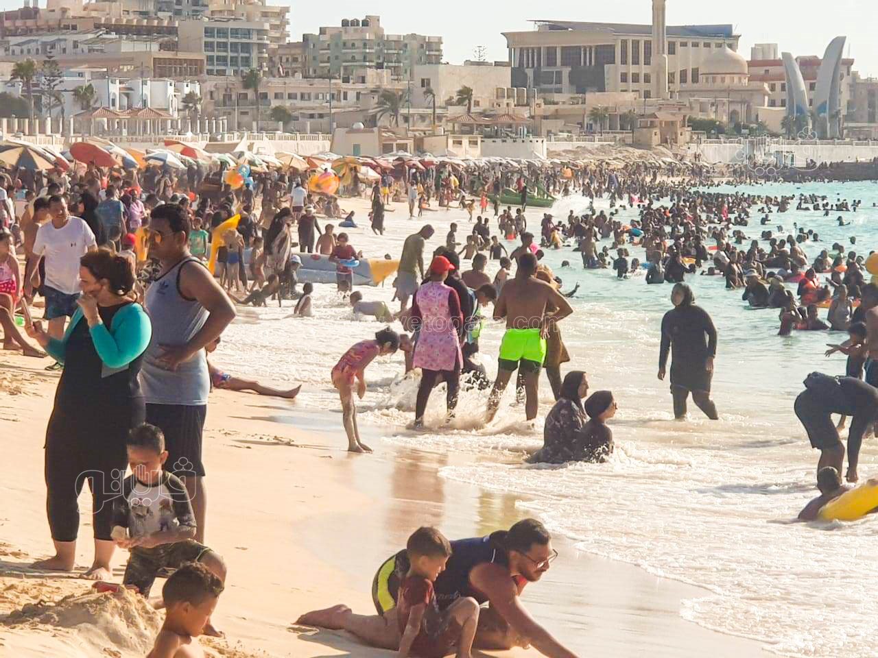 إقبال كبير على شاطئ مطروح العام-18