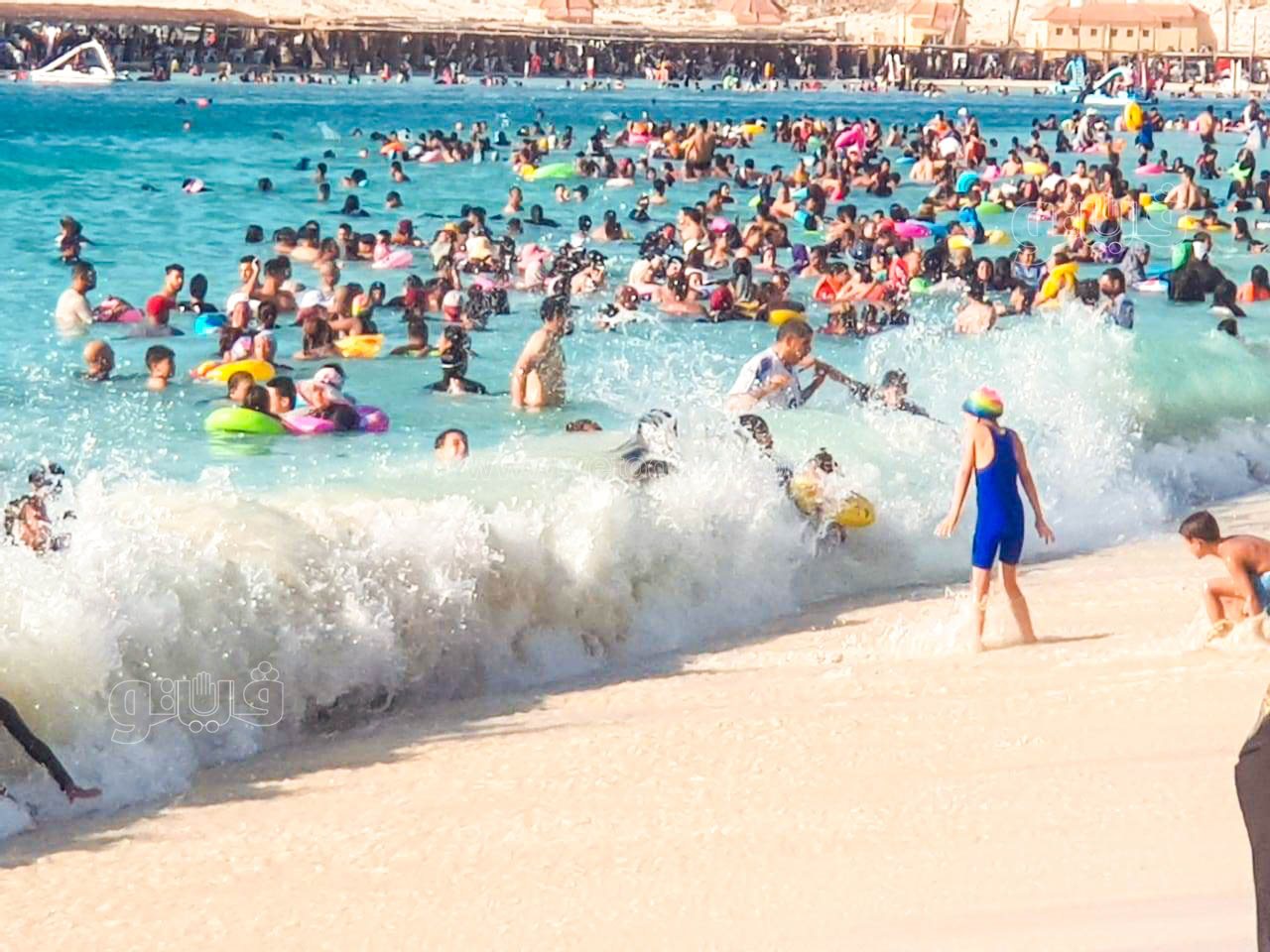 إقبال كبير على شاطئ مطروح العام-20