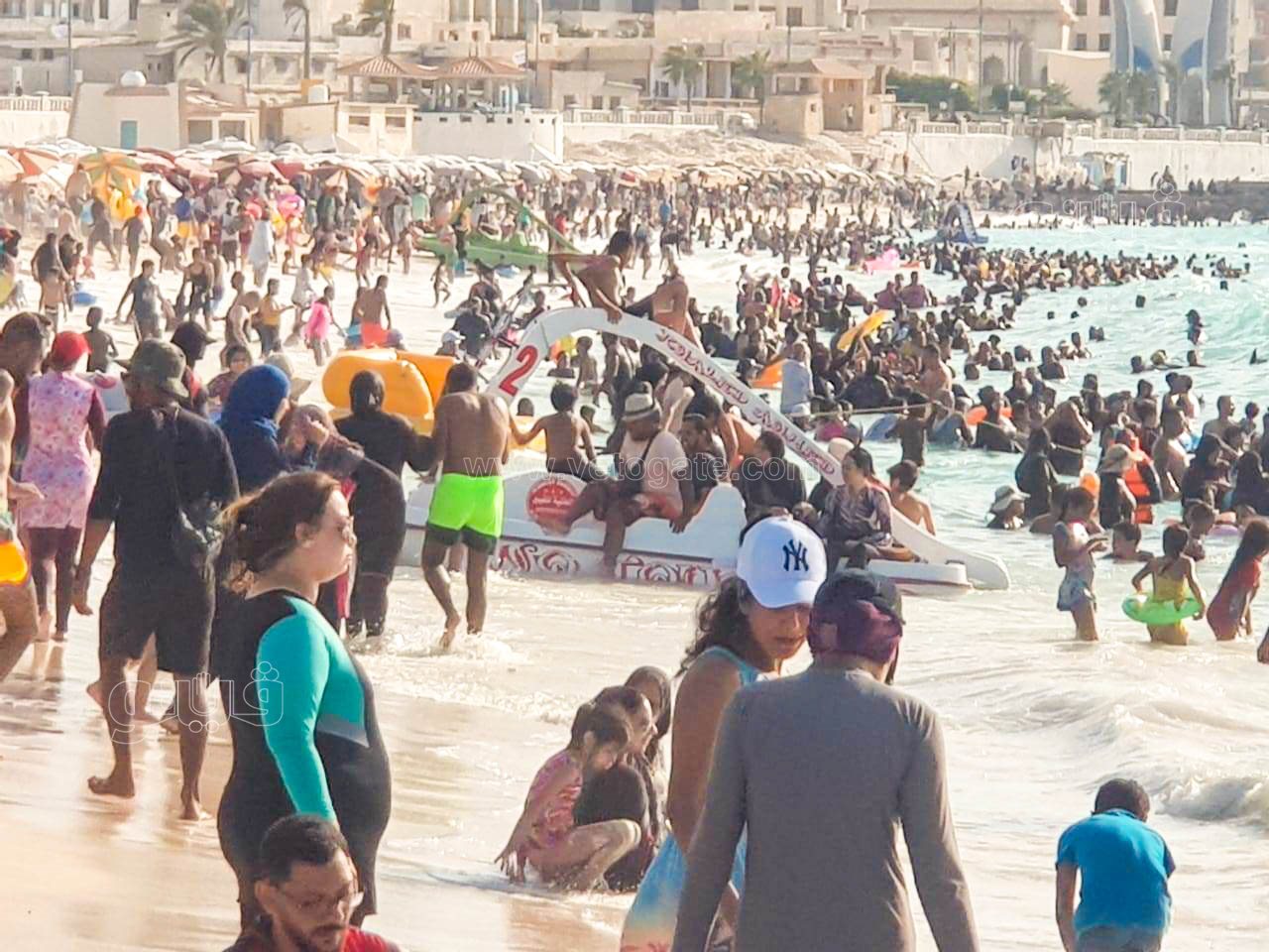 إقبال كبير على شاطئ مطروح العام-21