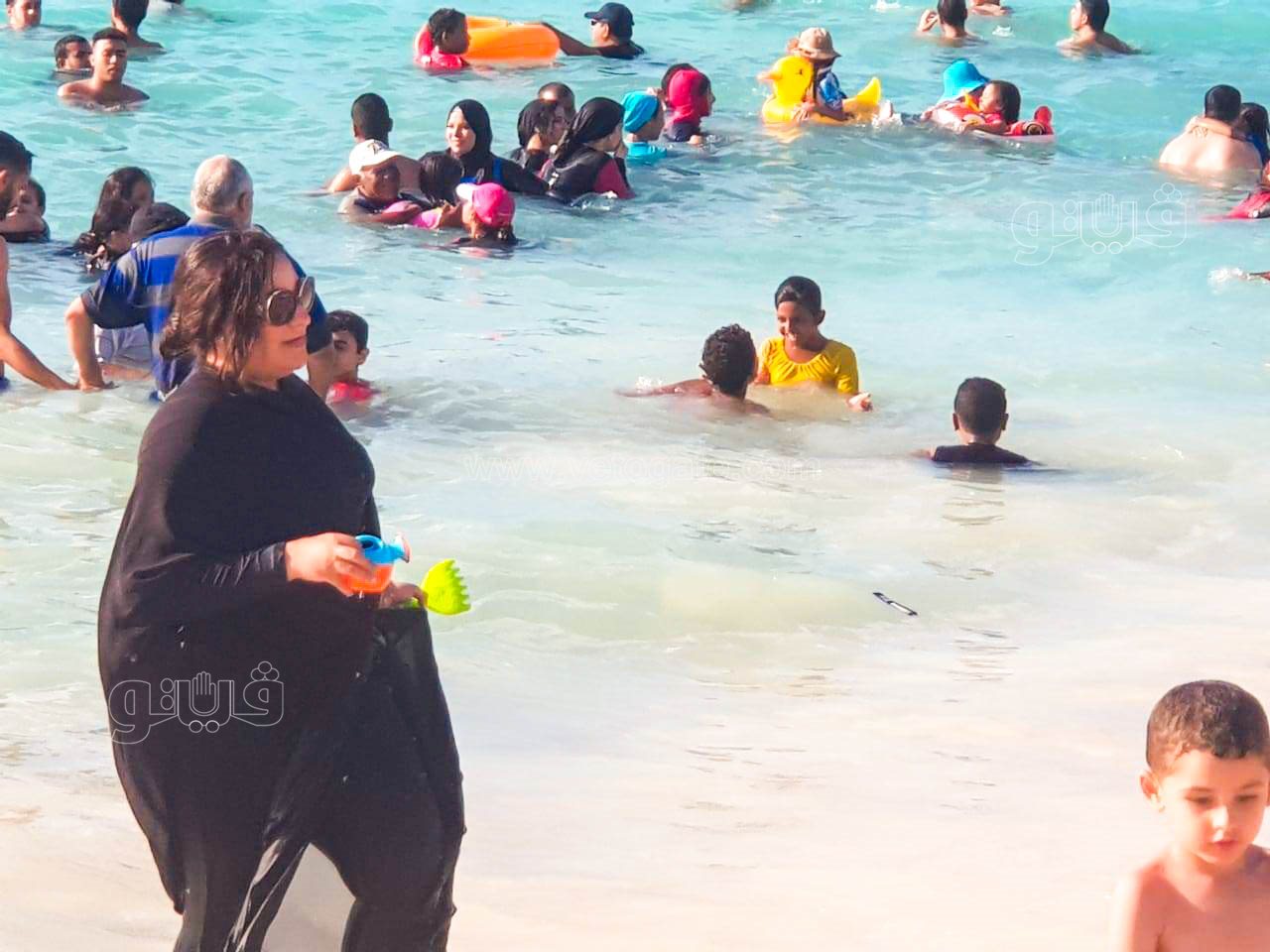 إقبال كبير على شاطئ مطروح العام-22