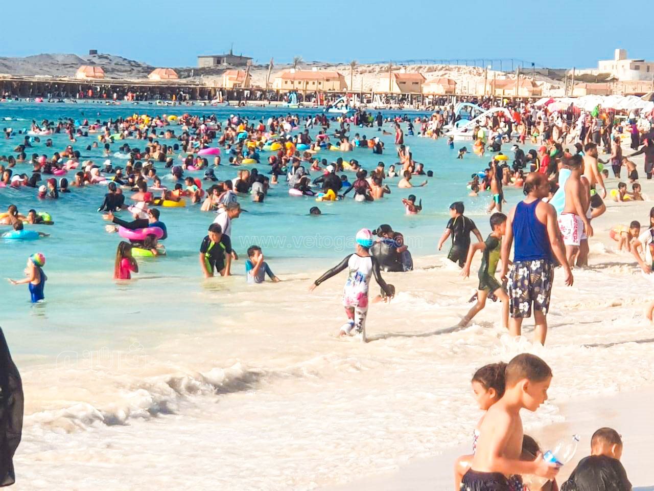إقبال كبير على شاطئ مطروح العام-23