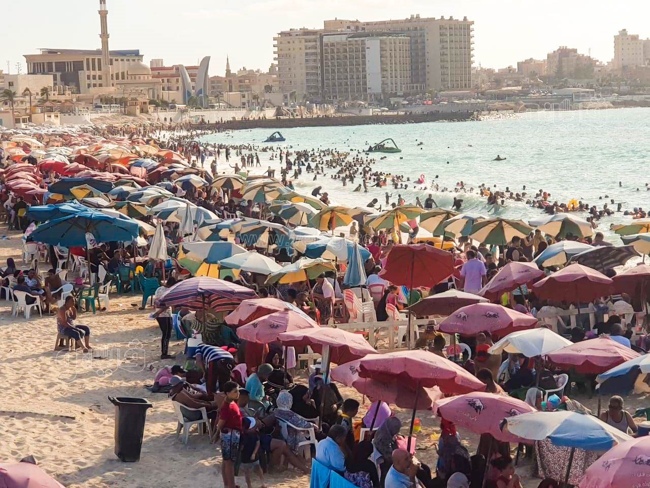 إقبال كبير على شاطئ مطروح العام-24