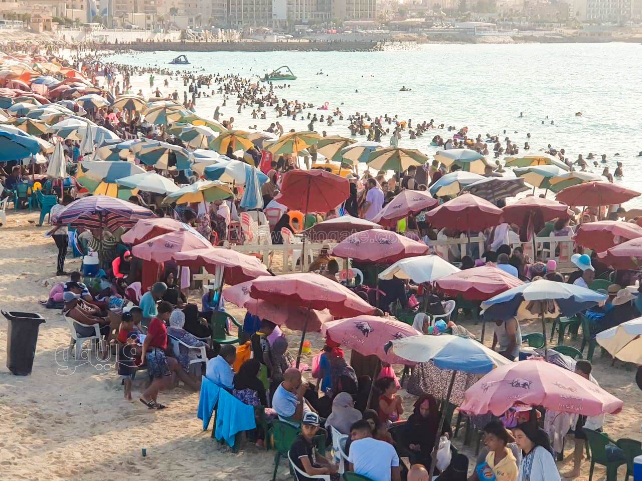 إقبال كبير على شاطئ مطروح العام-25