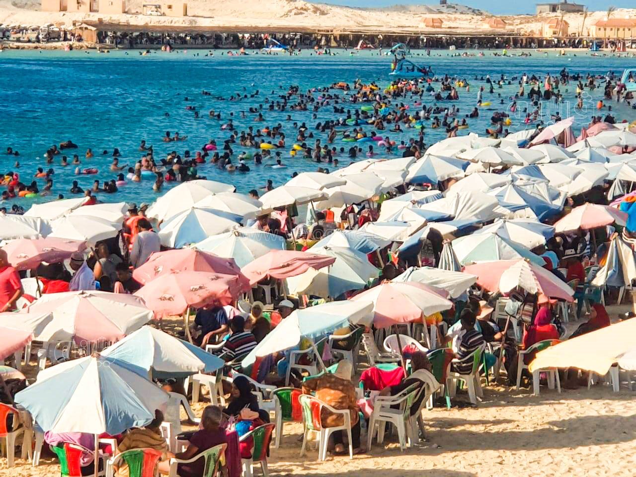 إقبال كبير على شاطئ مطروح العام-26