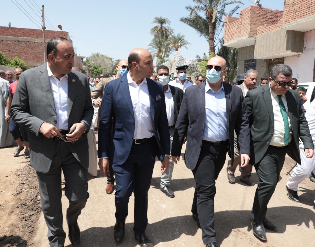 محافظ بني سويف يتفقد مشروعات حياة كريمة (8)