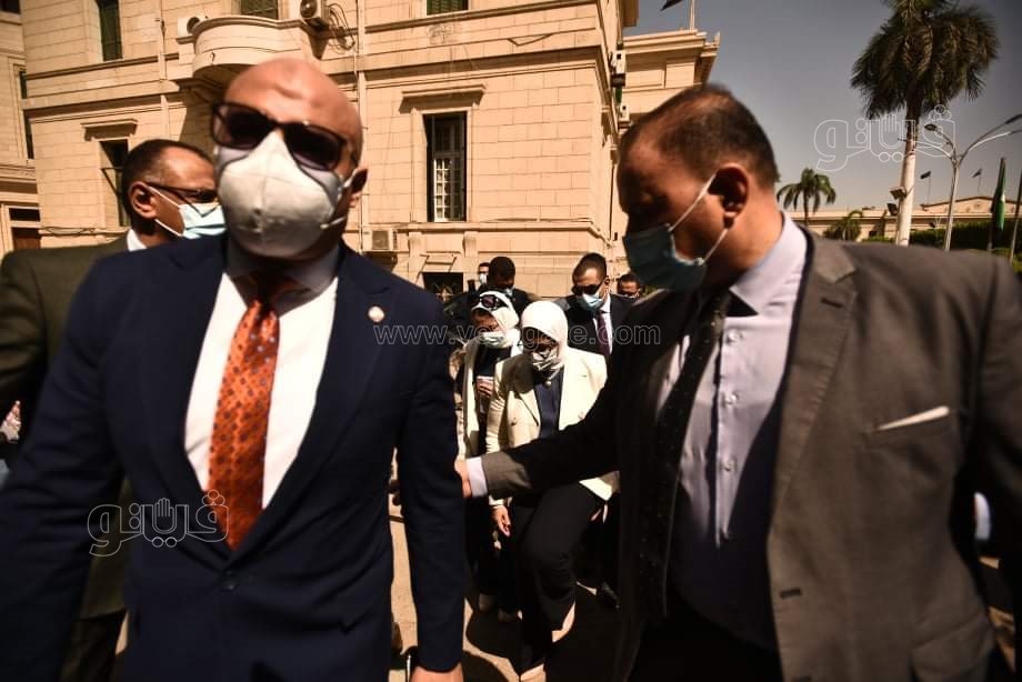 وزيرا التعليم العالي والصحة ورئيس جامعة القاهرة يتفقدون عمليات تطعيم الطلاب ضد كورونا (12)