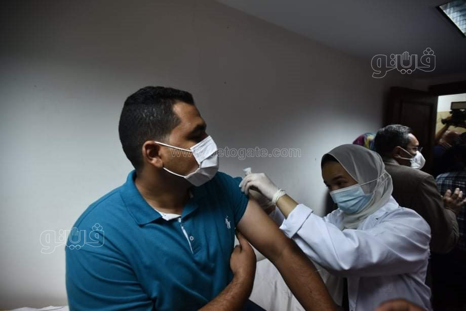 وزيرا التعليم العالي والصحة ورئيس جامعة القاهرة يتفقدون عمليات تطعيم الطلاب ضد كورونا (17)