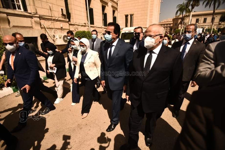 وزيرا التعليم العالي والصحة ورئيس جامعة القاهرة يتفقدون عمليات تطعيم الطلاب ضد كورونا (20)