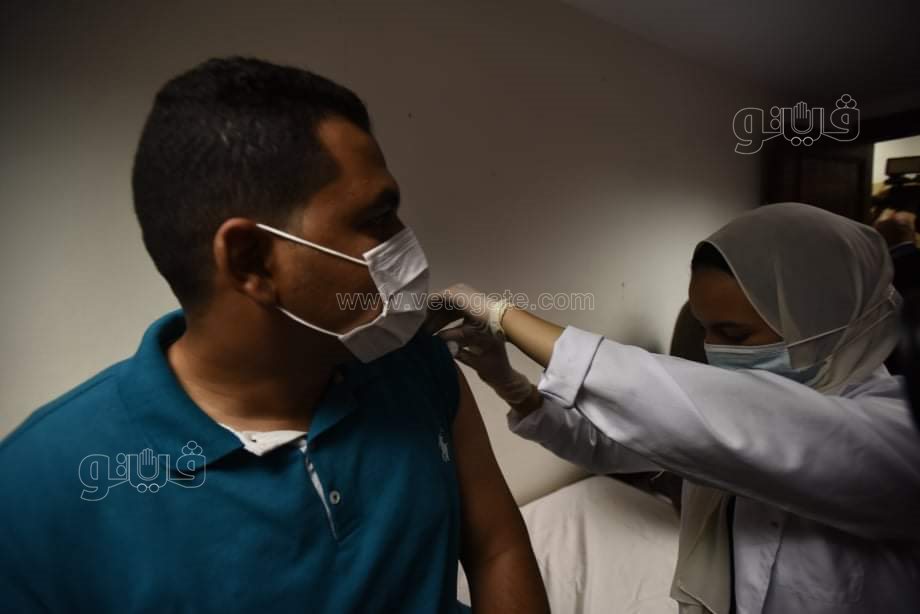 وزيرا التعليم العالي والصحة ورئيس جامعة القاهرة يتفقدون عمليات تطعيم الطلاب ضد كورونا (2)