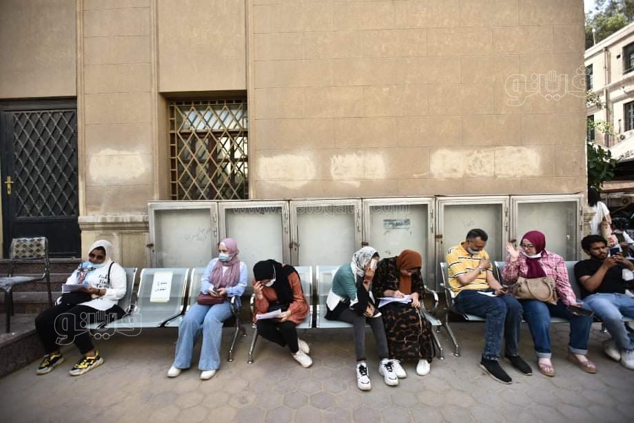 وزيرا التعليم العالي والصحة ورئيس جامعة القاهرة يتفقدون عمليات تطعيم الطلاب ضد كورونا (5)