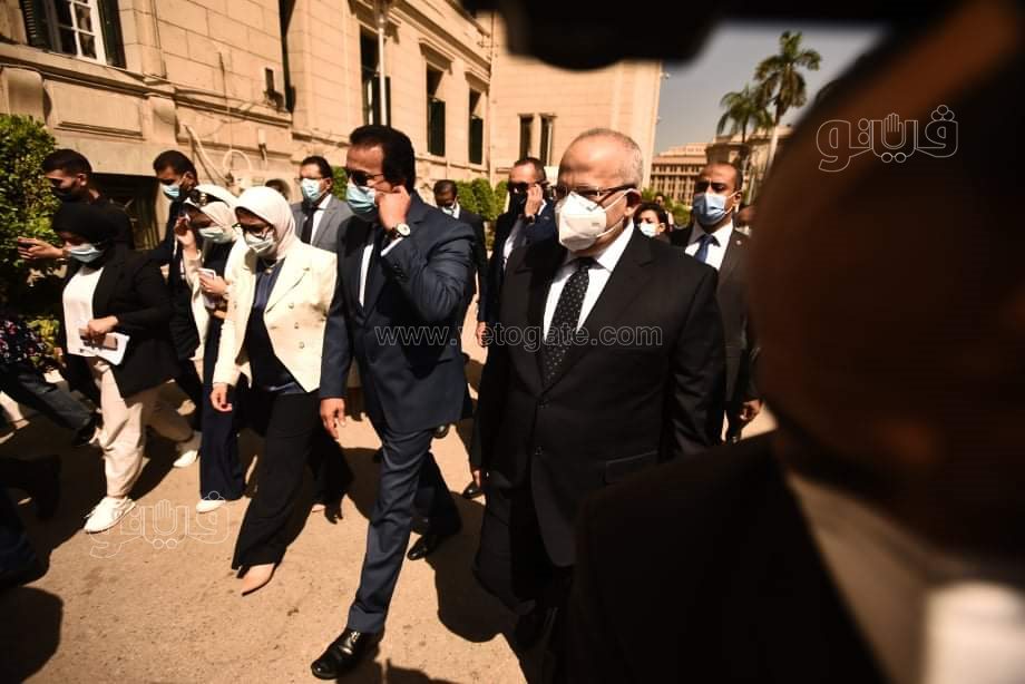 وزيرا التعليم العالي والصحة ورئيس جامعة القاهرة يتفقدون عمليات تطعيم الطلاب ضد كورونا (7)