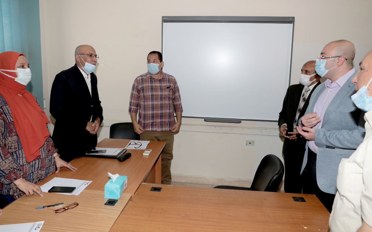 محافظ بني سويف يتفقد إختبارات المتقدمين لمدرسة المياه (2)