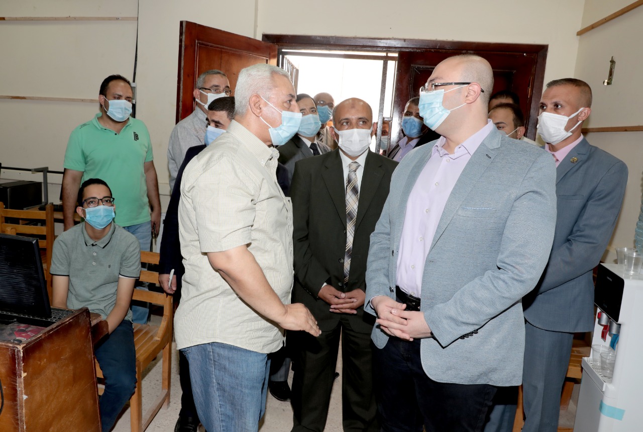 محافظ بني سويف يتفقد إختبارات المتقدمين لمدرسة المياه (3)