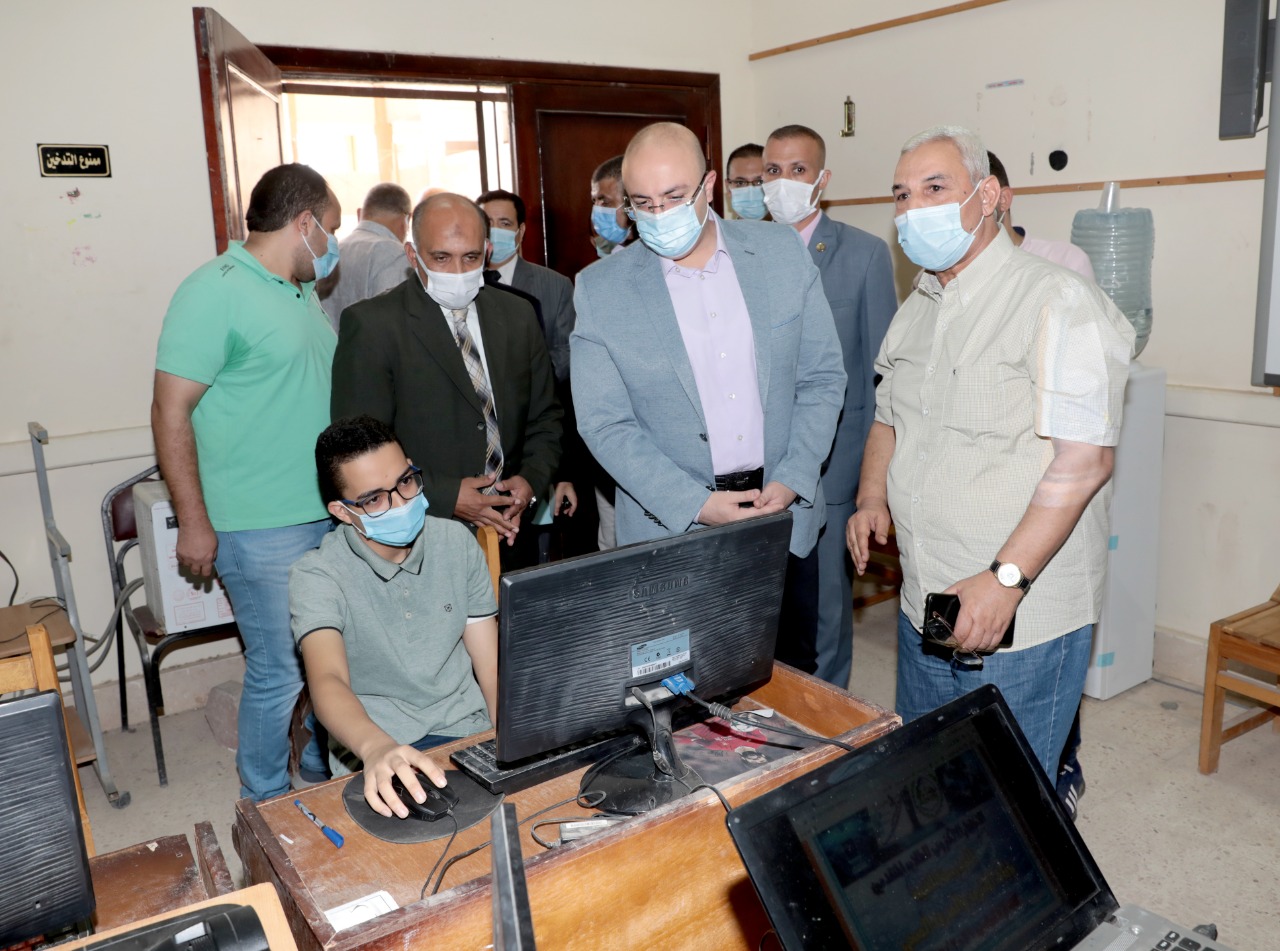 محافظ بني سويف يتفقد إختبارات المتقدمين لمدرسة المياه (4)