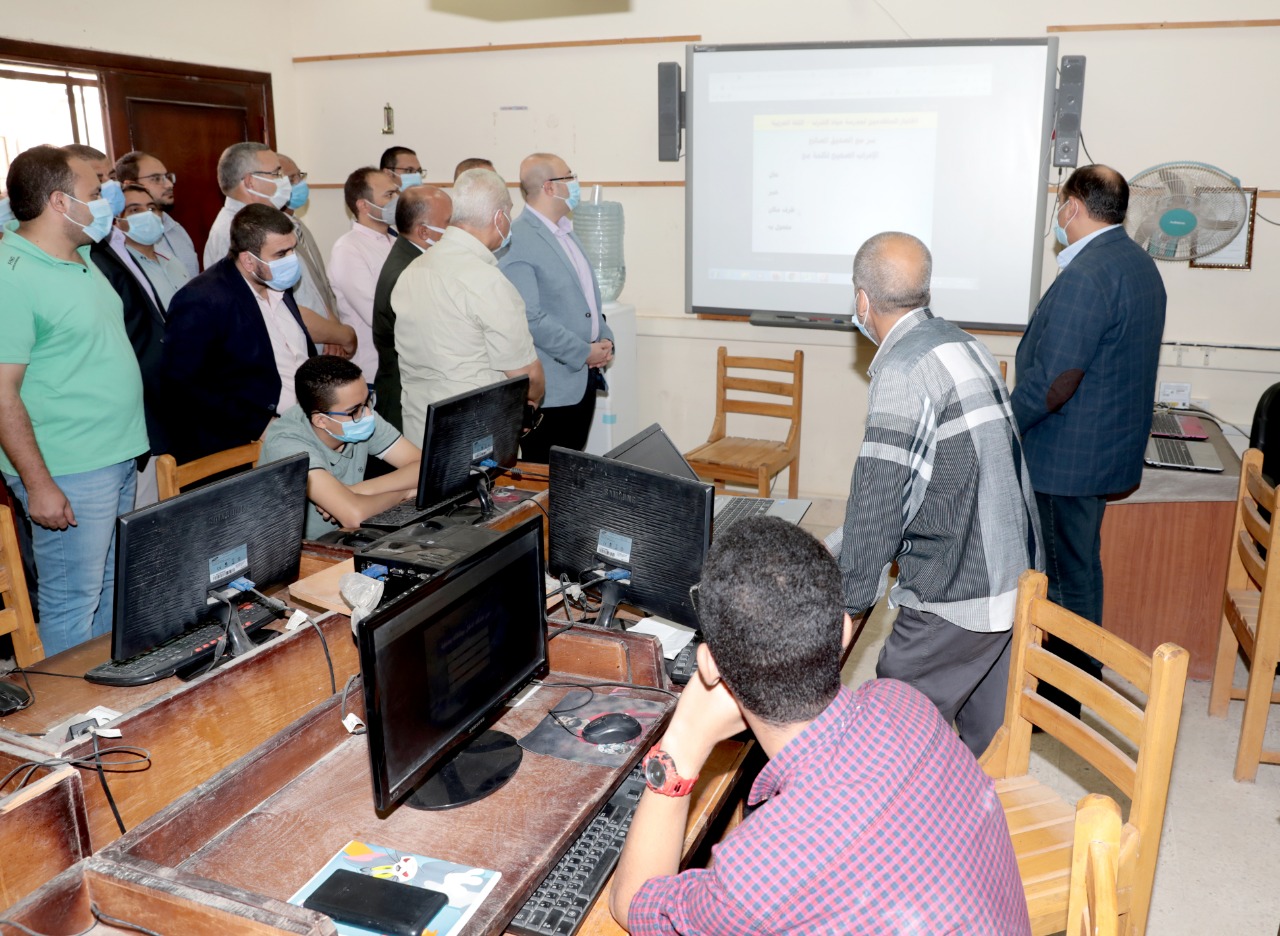 محافظ بني سويف يتفقد إختبارات المتقدمين لمدرسة المياه (5)