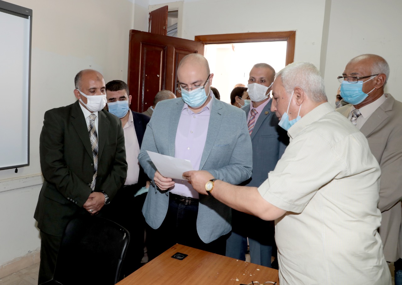 محافظ بني سويف يتفقد إختبارات المتقدمين لمدرسة المياه (6)