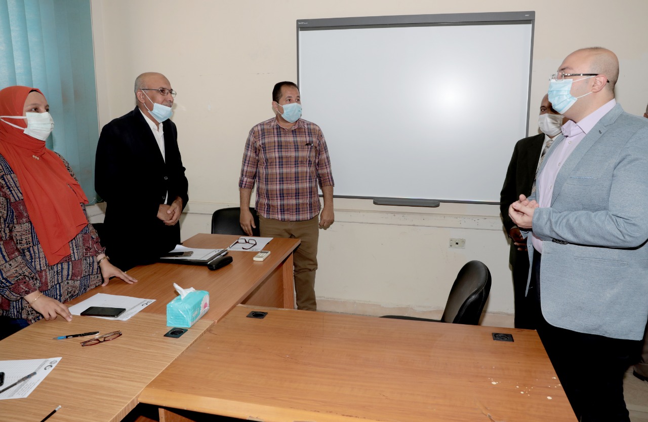 محافظ بني سويف يتفقد إختبارات المتقدمين لمدرسة المياه (7)