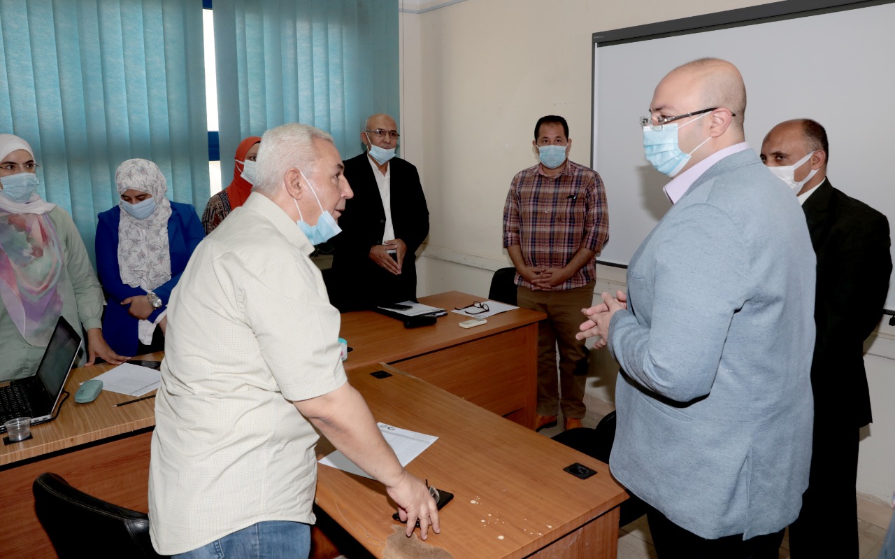 محافظ بني سويف يتفقد إختبارات المتقدمين لمدرسة المياه (8)