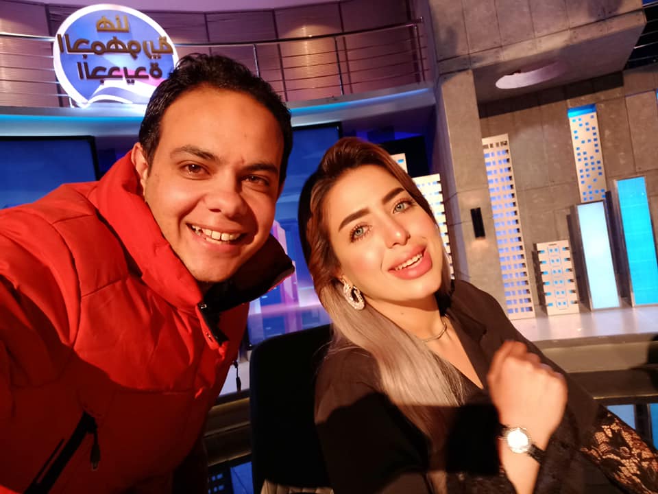 منى العمدة في الاستوديو قبل تقديم برنامجها، فيتو