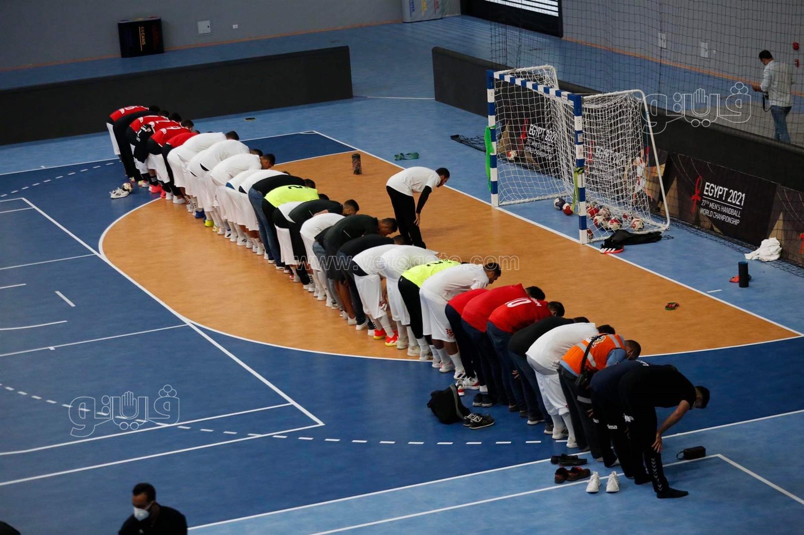 لاعبوا الأهلى والزمالك يؤدون صلاة المغرب قبل مباراة كأس السوبر