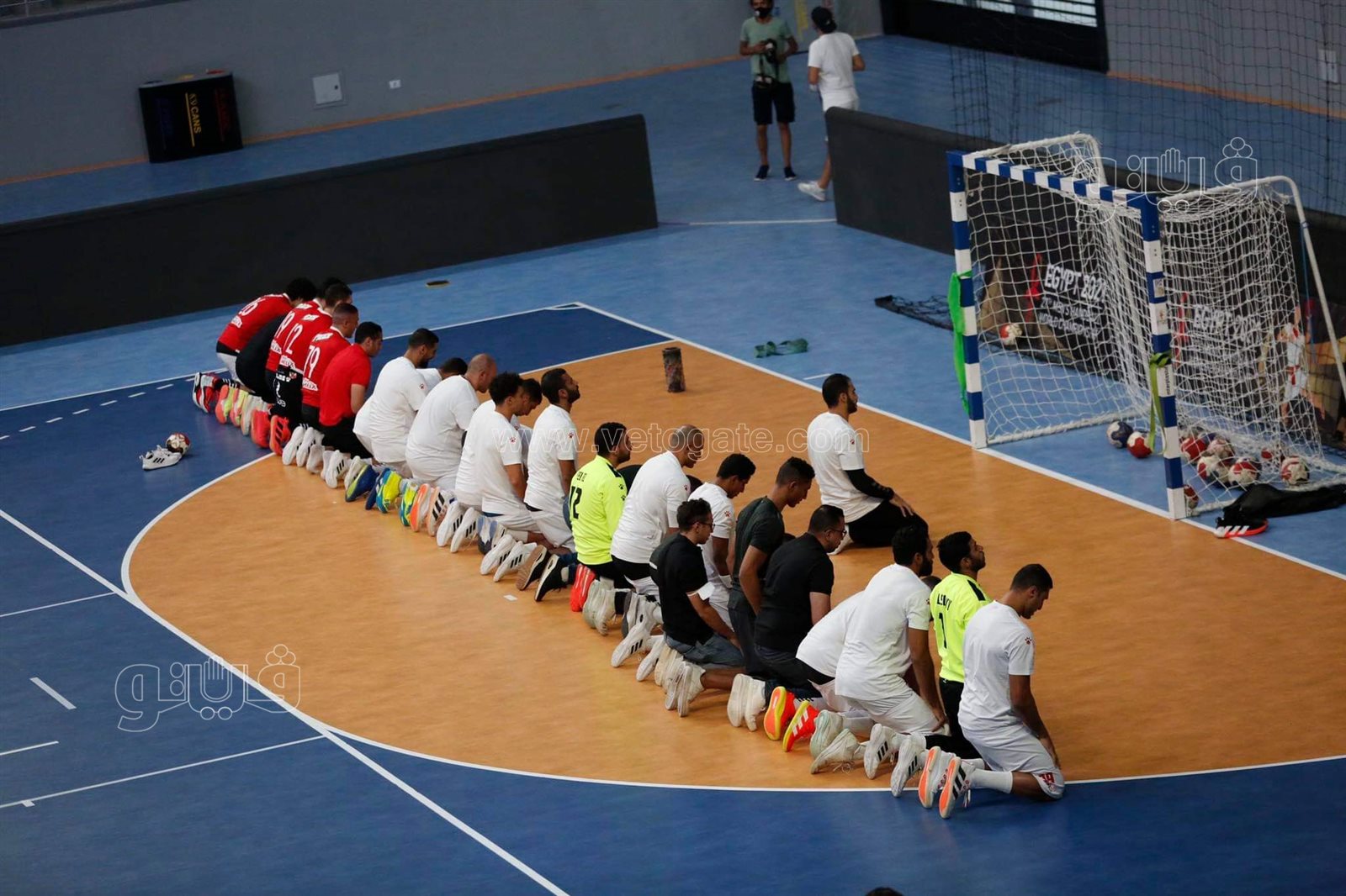 لاعبوا الأهلى والزمالك يؤدون صلاة المغرب قبل مباراة كأس السوبر