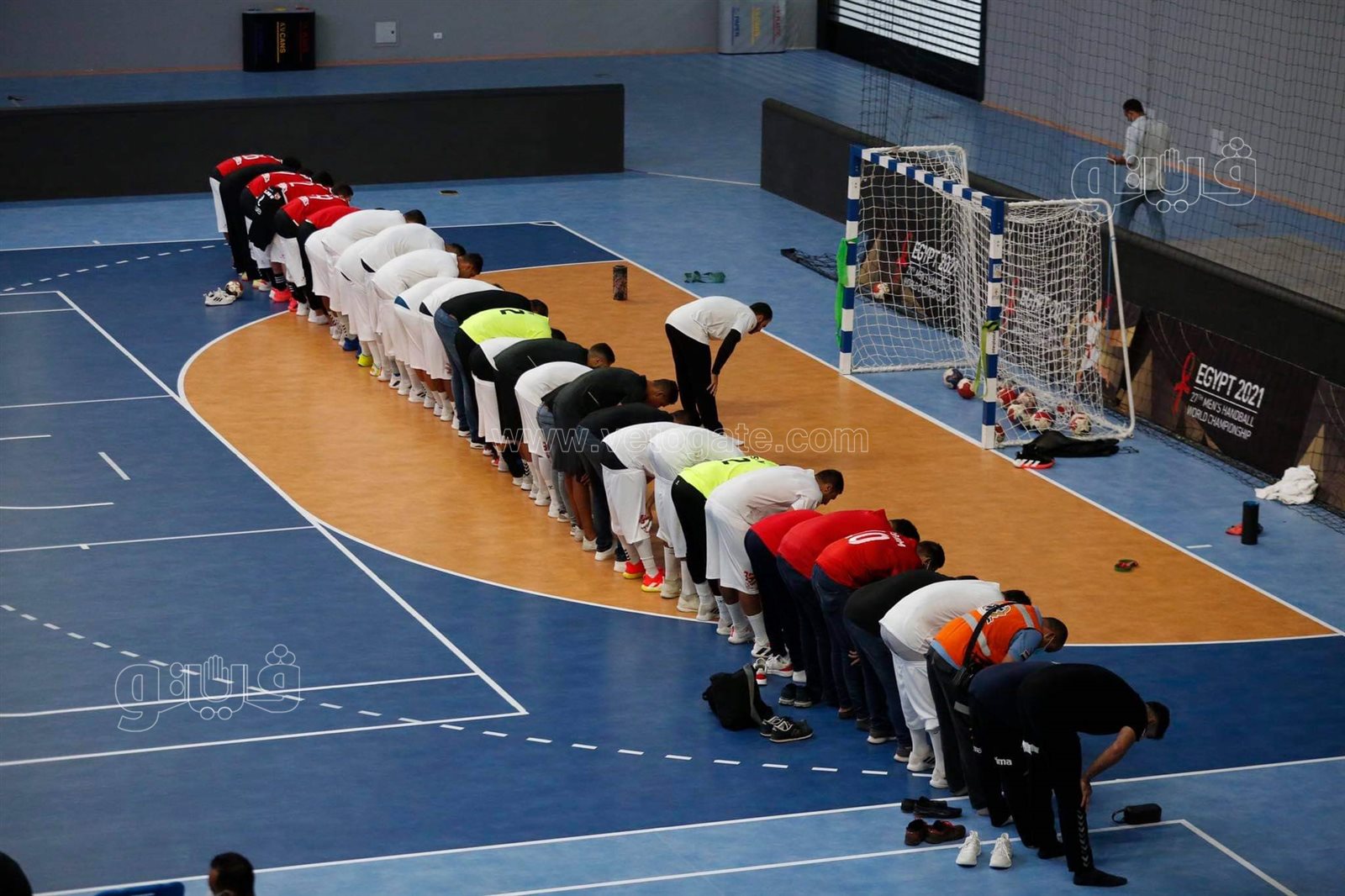 لاعبوا الأهلى والزمالك يؤدون صلاة المغرب قبل مباراة كأس السوبر