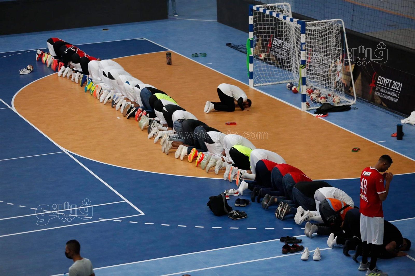 لاعبوا الأهلى والزمالك يؤدون صلاة المغرب قبل مباراة كأس السوبر