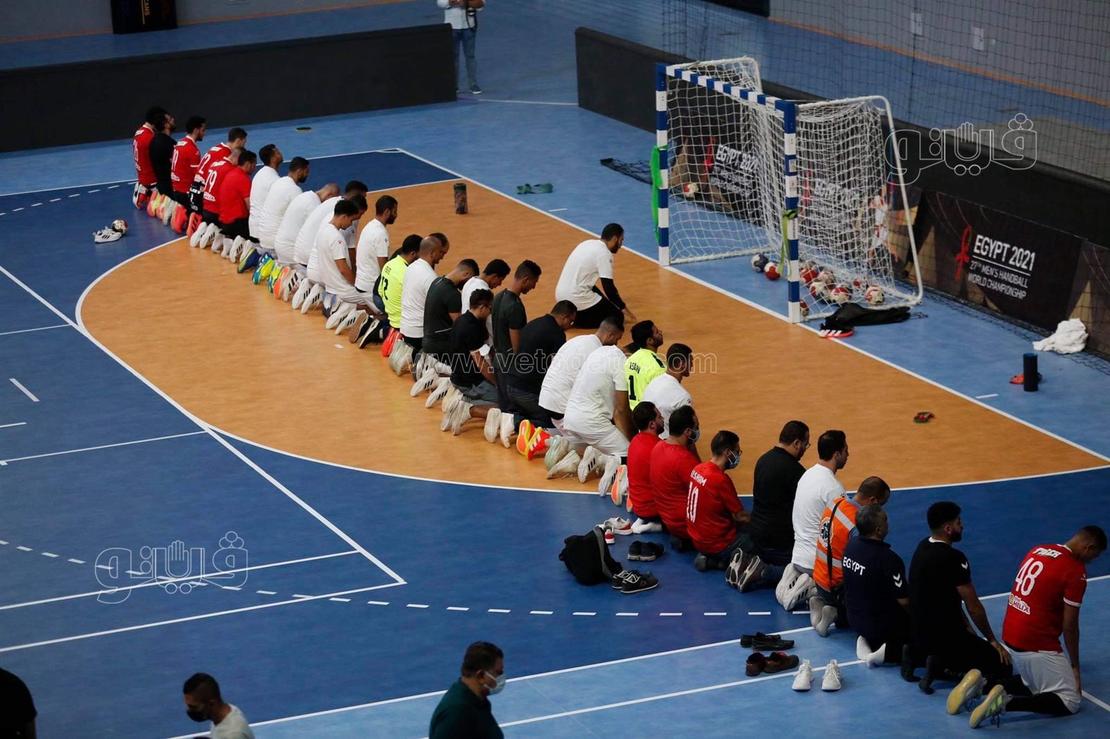 لاعبوا الأهلى والزمالك يؤدون صلاة المغرب قبل مباراة كأس السوبر