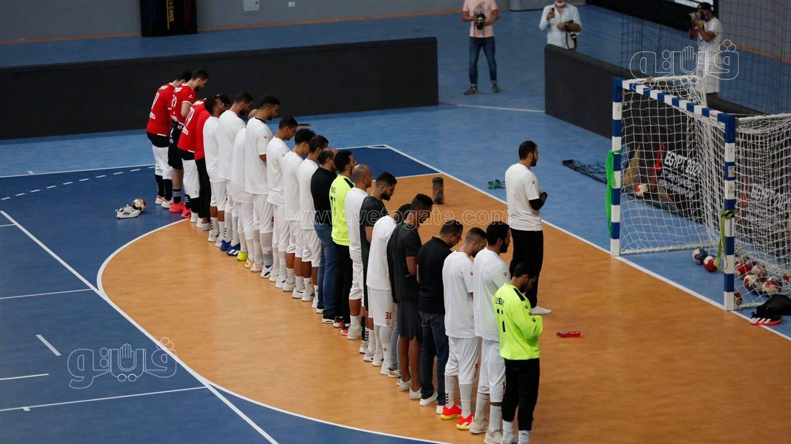 لاعبوا الأهلى والزمالك يؤدون صلاة المغرب قبل مباراة كأس السوبر