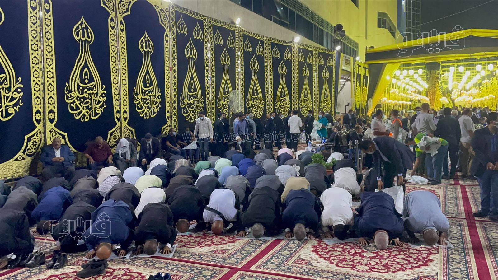 المعزون يؤدون صلاة العشاء داخل سرادق عزاء محمود العربي (1)