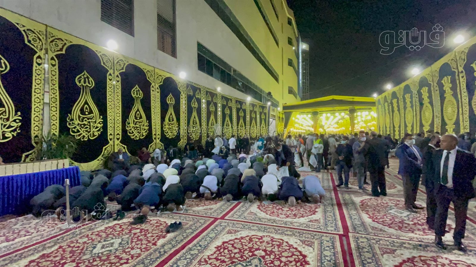 المعزون يؤدون صلاة العشاء داخل سرادق عزاء محمود العربي (2)