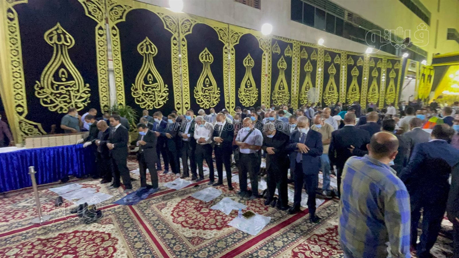 المعزون يؤدون صلاة العشاء داخل سرادق عزاء محمود العربي (3)